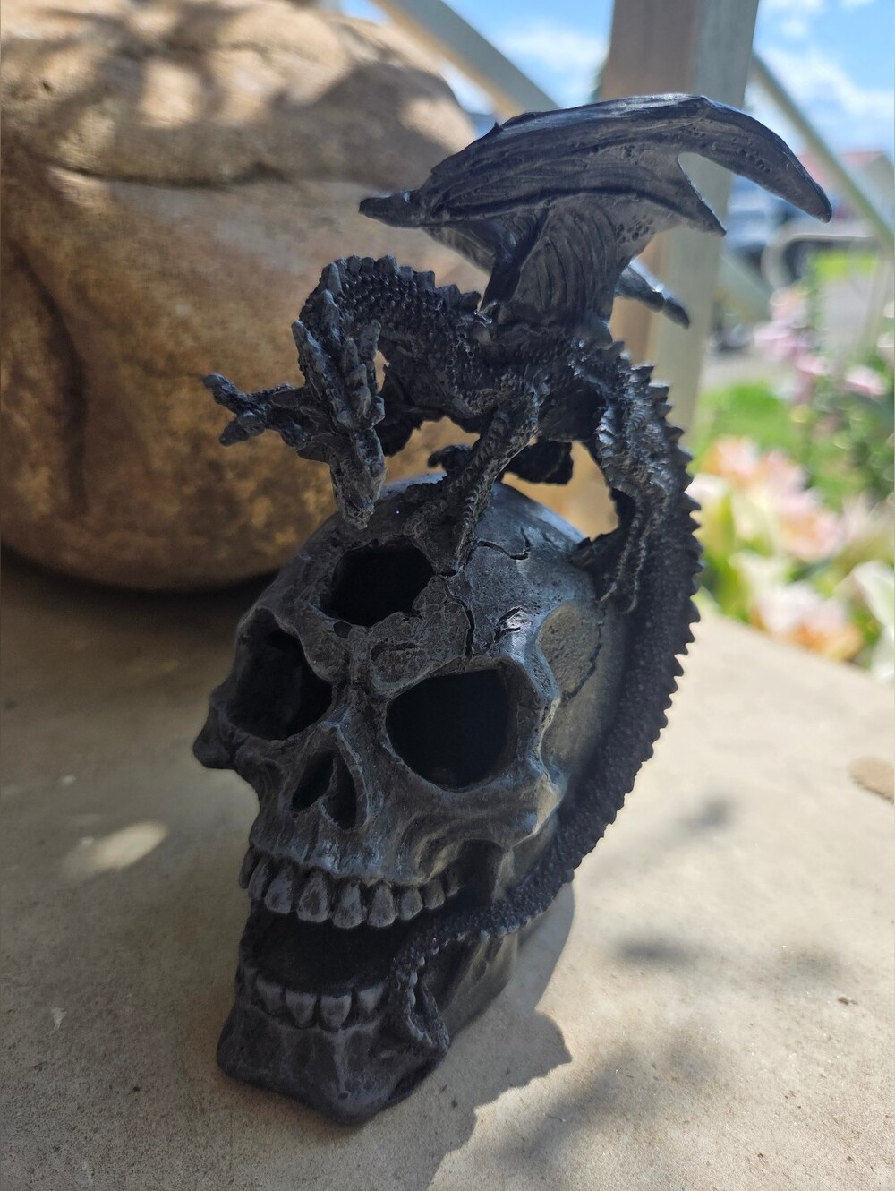 Dark Gothic Dragon Skull LED Statue – Color Changing Fantasy Decor